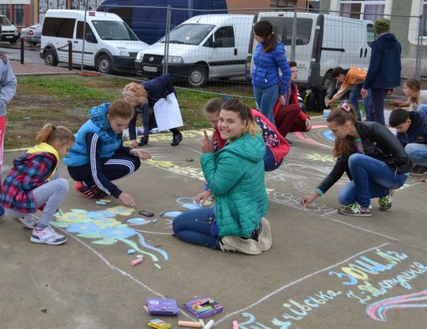 До Дня художника діти у Тячеві малювали на асфальті мир (ФОТО)