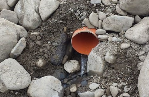 ФОТОФАКТ. Журналісти виявили незаконний каналізаційний витік в Уж з басейну Ратушняка