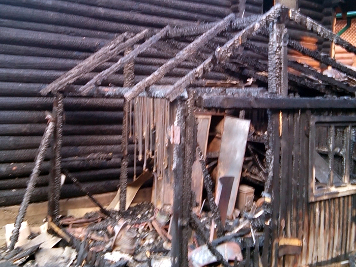 У Міжгір'ї пожежа в гаражі загрожувала знищенням двоповерхового будинку (ФОТО)