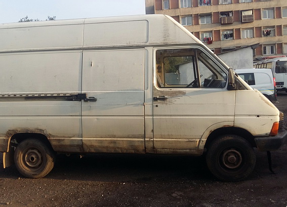 В Ужгороді затримали крадіїв мікроавтобуса, які саме розбирали його на запчастини (ФОТО)