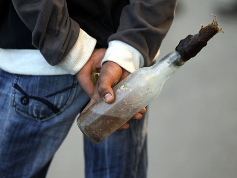На КПП на Виноградівщині на чоловіка, який розмахував "підозрілими пляшками", викликали міліцію. У пляшках була вода