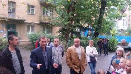 В Ужгороді кандидати "Відродження" заманюють на зустріч дитмайданчиками і "світяться" у муніципальній газеті (ФОТО)