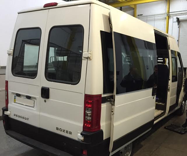На митниці на Закарпатті в українця вилучили мікроавтобус за 117 тис грн через підроблені документи (ФОТО)