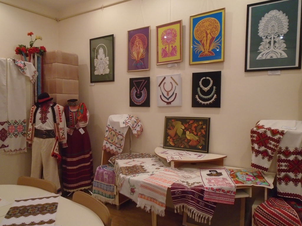До 70-річчя обласного Центру культури в Ужгороді відкрилася виставка творчих робіт працівників закладу (ФОТО)
