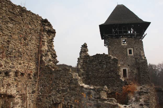 Закарпатці б'ють на сполох: у Невицькому може впасти остання вежа старовинного замку (ВІДЕО)