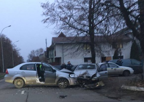 В Ужгороді поблизу кафе "Венеція" в ДТП за участі двох авто постраждали 3 людей (ФОТО)