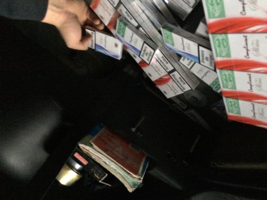 На митниці на Закарпатті в українця в автомобілі виявили розіпхані у спинки сидінь та "запаску" сигарети (ФОТО)