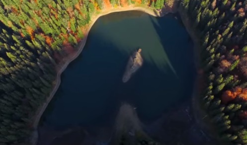 З'явилося "осіннє" відео озера Синевир з висоти пташиного польоту (ВІДЕО)