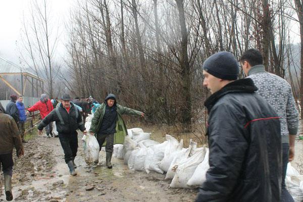 У селі Калини, що на Тячівщині, повінь прорвала дамбу (ФОТО)