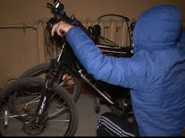 В Ужгороді юнак попався на крадіжці одразу трьох велосипедів з під'їзду багатопоперхівки