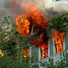 На Ужгородщині під час пожежі у будинку, рятуючи майно від вогню, ледь не задихнувся чоловік