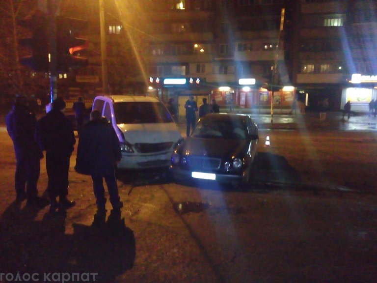 В Ужгороді біля "П'яного базару" зіштовхнулися два "Мерседеси" (ФОТО)