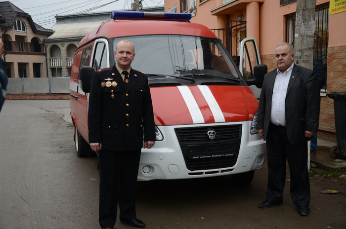 Румуни передали рятувальникам на Рахівщині новий пожежний автомобіль (ФОТО)