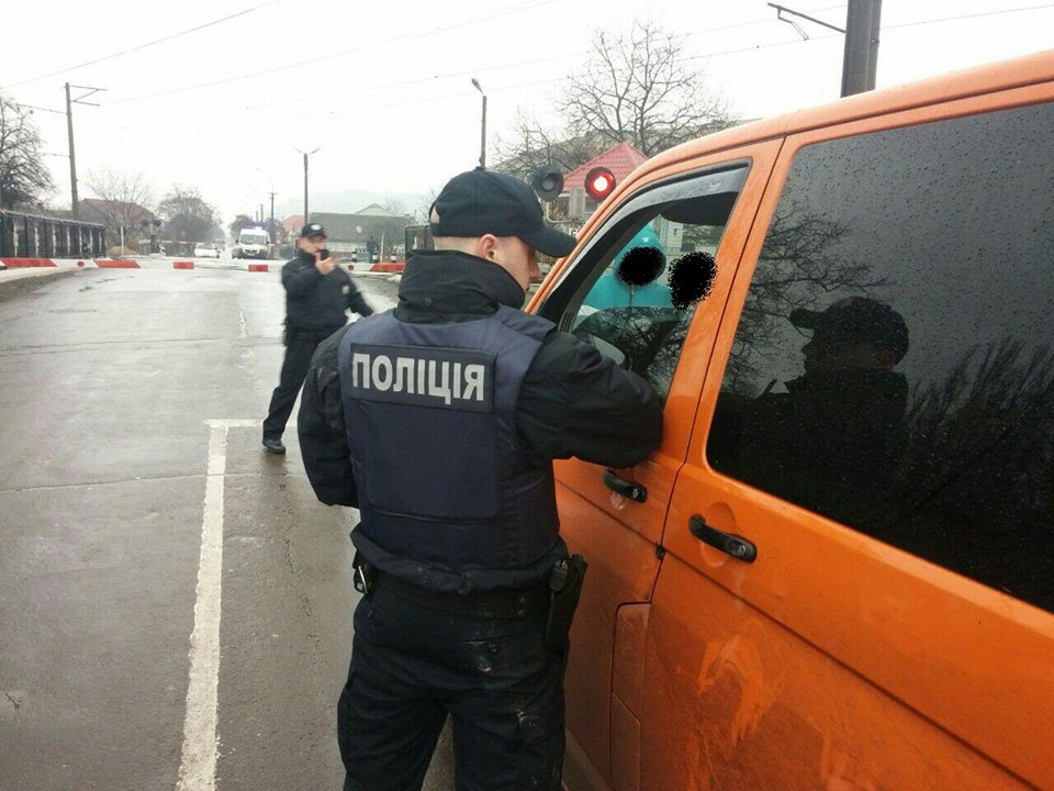 У Мукачеві поліцейські переслідували неадекватного водія, довелося оголювати зброю (ФОТО)