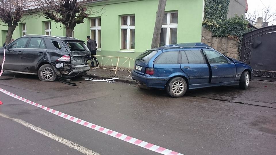 В Ужгороді загинув водій БМВ, врізавшись у припаркований "Мерседес", а відтак – у стовп (ФОТО)