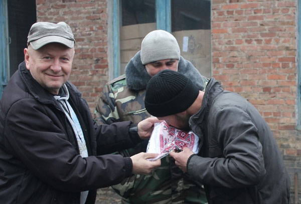 Волонтери з Тячівщини доправили на Схід понад 3 тонни допомоги: вишиванки, ліки, теплий одяг, харчі (ФОТО)