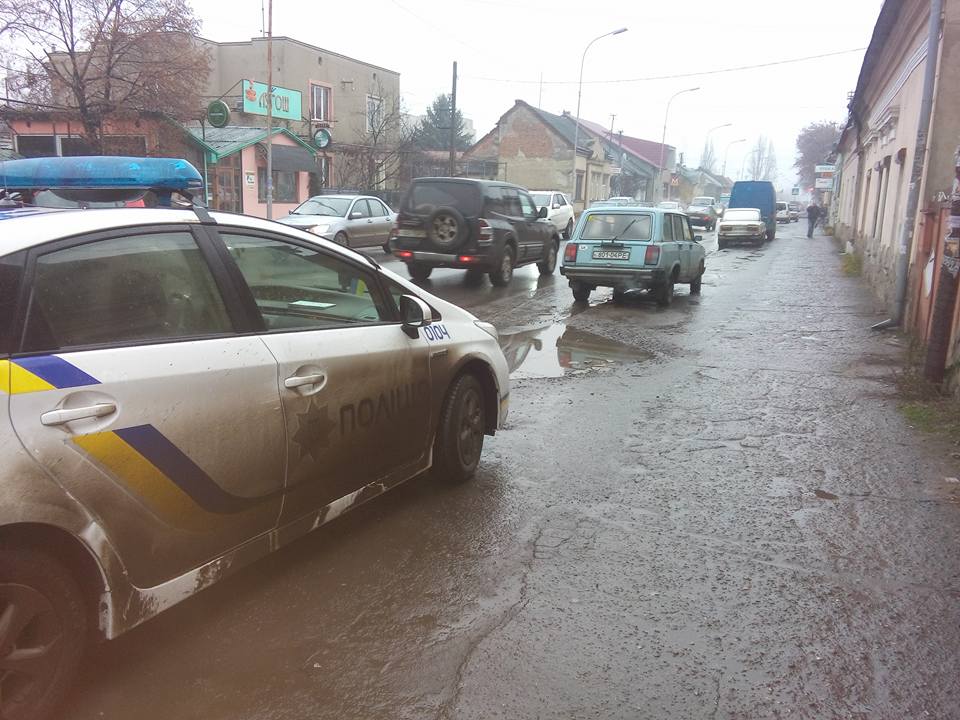 В Ужгороді поліція оперативно затримала водія, що збив людину і втік