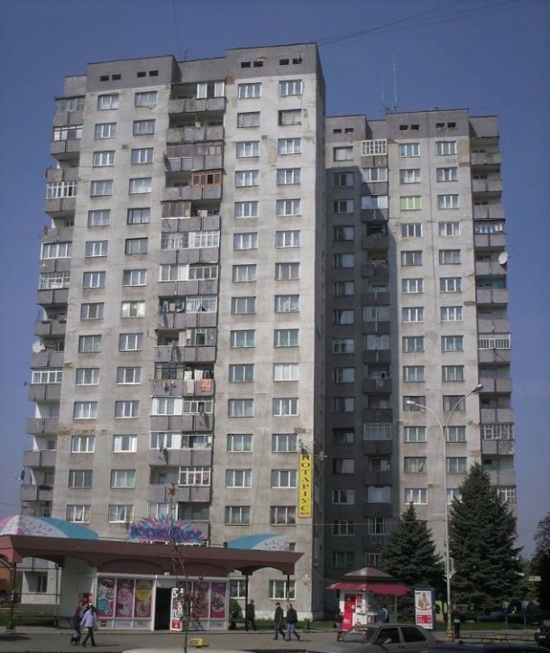 В Ужгороді ремонтують фасад радянської шістнадцятиповерхівки (ВІДЕО)