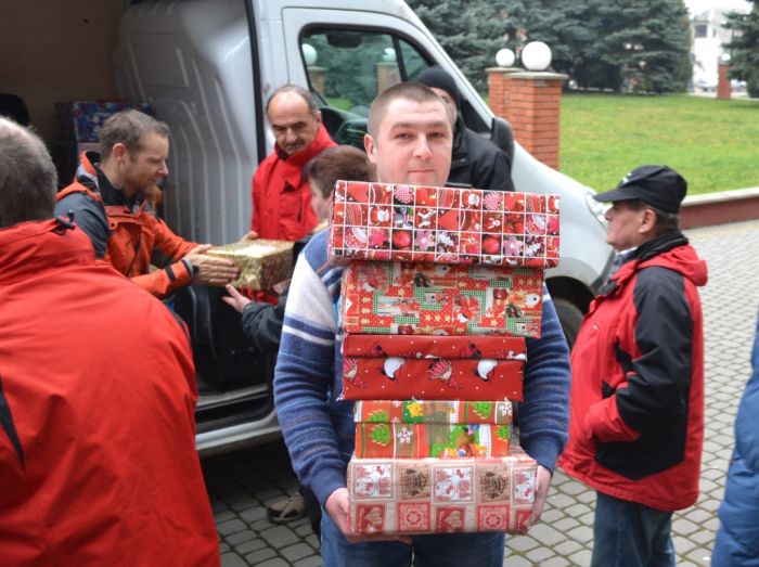 Понад 30 автобусів із подарунками дітям до свята Миколая привезли на Тячівщину благочинці з Верхньої Австрії (ФОТО)