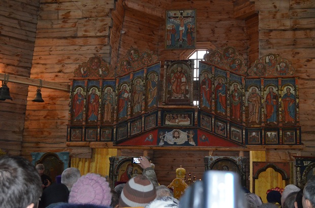 У церкві на Хортиці встановили іконостас, вивезений з дерев'яної церкви в закарпатській Розтоці (ФОТО)