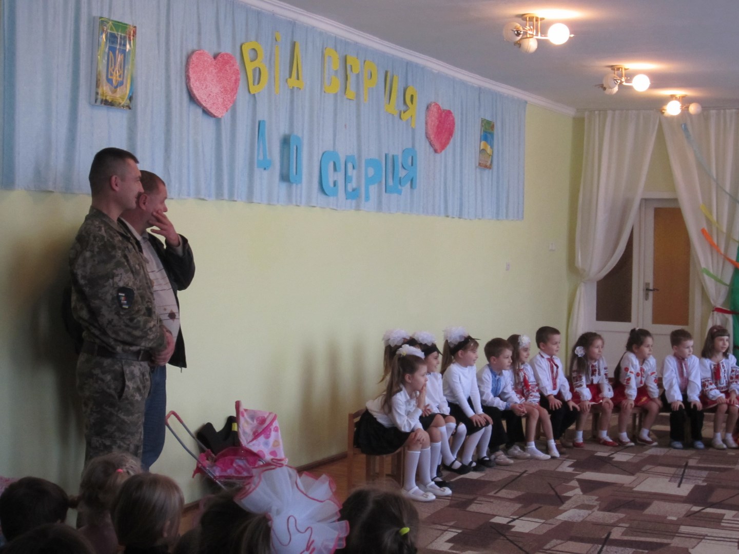Дошкільнята в Іршаві на підсумок акції "Серце до серця" передали воїнам АТО продукти та сердечка (ФОТО)