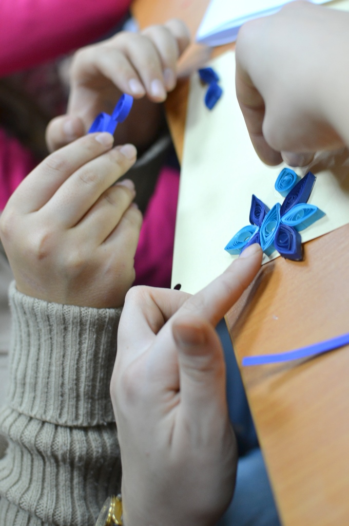 Студенти коледжу мистецтв в Ужгороді навчали дітей військовиків виготовленню новорічно-різдвяних поробок (ФОТО)