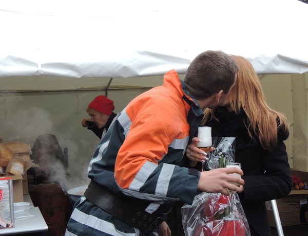 У Берегові рятувальник, прибувши на пожежному автомобілі, привселюдно освідчився коханій (ФОТО) 
