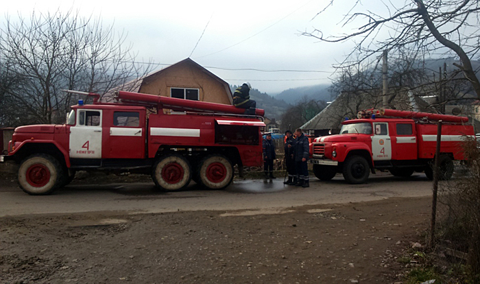Пожежу у житловому будинку у Міжгір'ї два відділення рятувальників гасили близько 40 хвилин (РОЗШИРЕНО) (ФОТО)