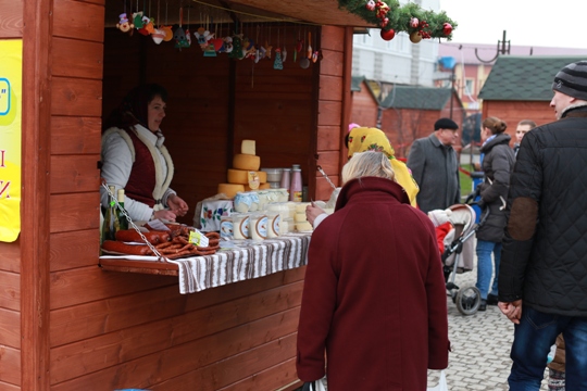 У Хусті запрацював новорічно-різдвяний ярмарок, що діятиме до 19 січня (ФОТО)