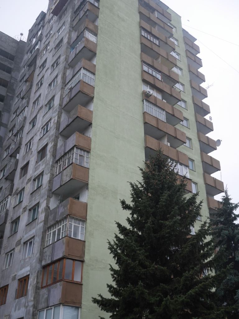 Фасад ужгородської 16-поверхівки продовжують оновлювати грантовим коштом (ФОТО)