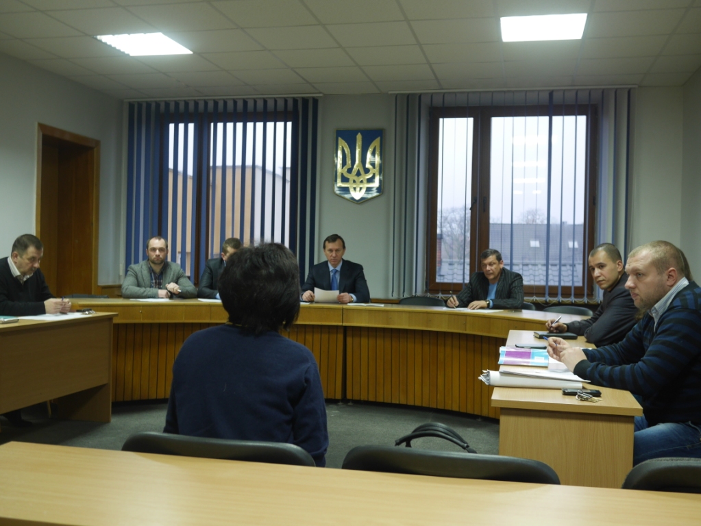 В Ужгороді на першому засіданні оновленої адмінкомісії штрафували за сміття, незаконну рекламу і продаж алкоголю неповнолітнім