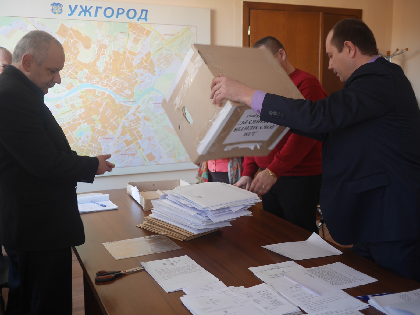 В Ужгородській міськраді комісійно відкрили скриньку з документами претендентів на участь у конкурсі на перевезення (ФОТО)