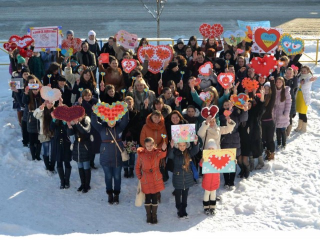 В Іршаві в рамках проекту "Любов, яка вселяє віру" школярі провели флеш-моб на підтримку бійців АТО "Серця в унісон" (ФОТО)