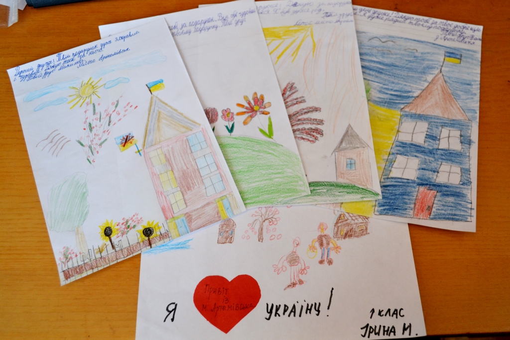 Зі Сходу на Тячівщину передали листи-подяки за підтримку від дітей та військовиків (ФОТО)
