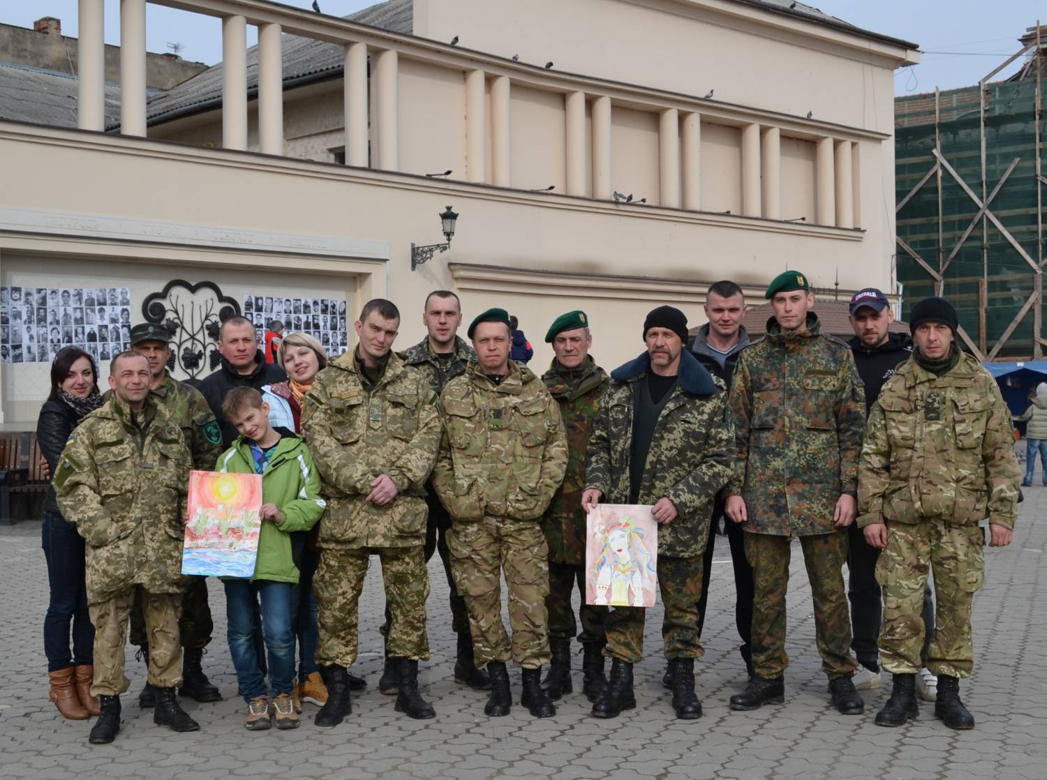 В Ужгороді учасники АТО побували на виставці дитячих малюнків "Перемога заради дітей" (ФОТО)