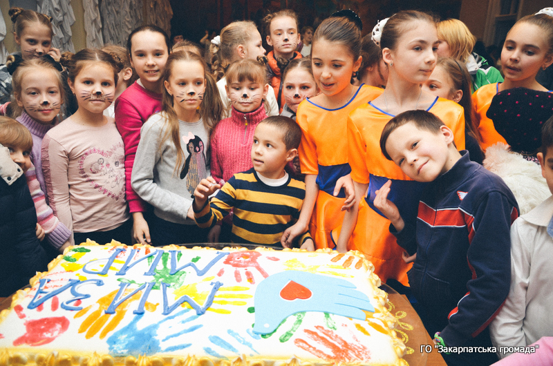 В Ужгороді для дітей переселенців влаштували майстер-клас, екскурсію ляльковим театром і концерт (ФОТО)