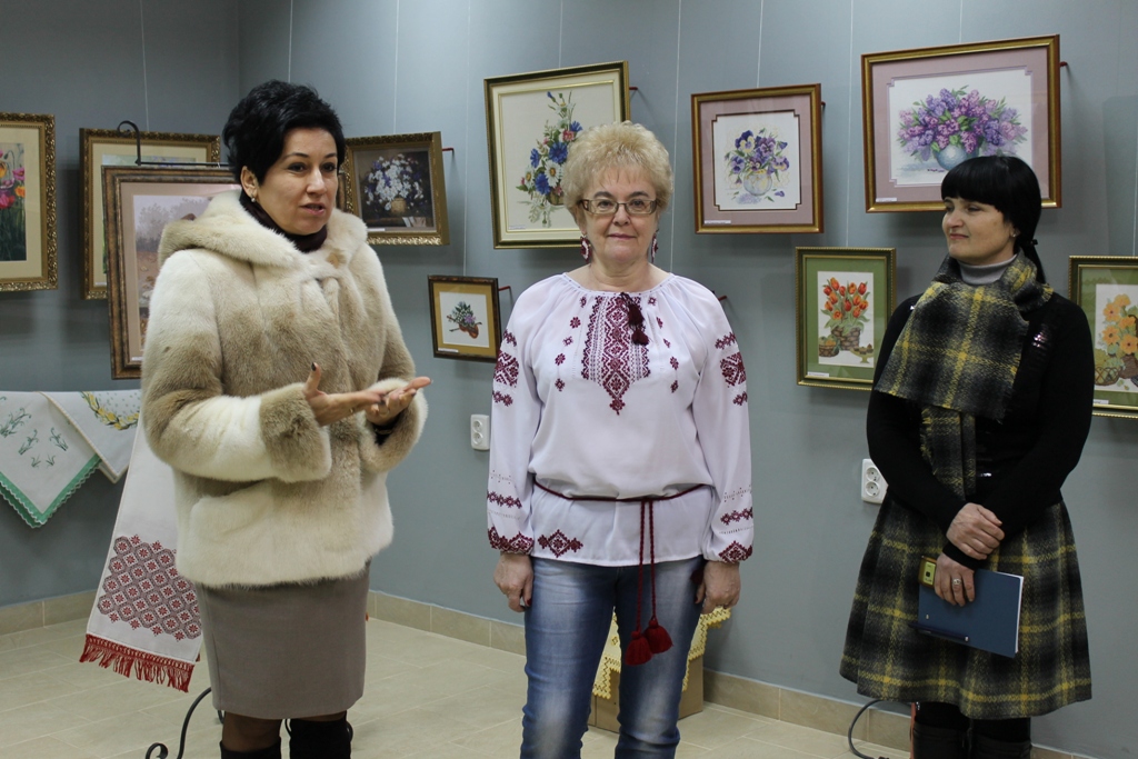 У Виноградові до кінця лютого експонуватимуться виставка вишивки майстрині Наталії Слободяник