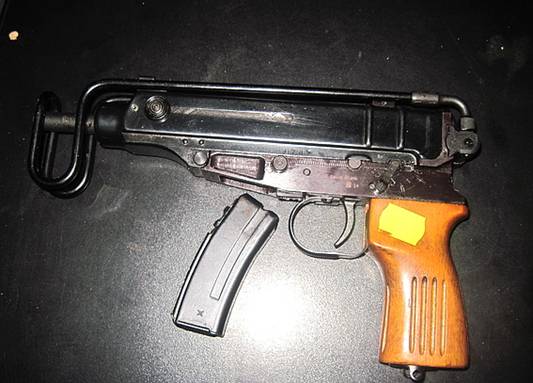 У 47-річної мукачівки вдома виявили автомат і револьвер (ФОТО)