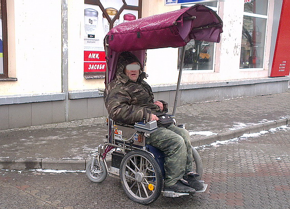 У Мукачеві затримали чоловіка, який серед білого дня пограбував інваліда (ФОТО)