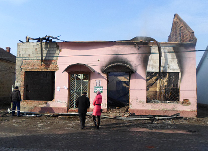 На Берегівщині гасити пожежу в магазині допомагала церковна добровільна пожежна команда (ФОТО) (РОЗШИРЕНО)