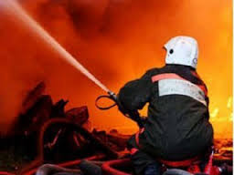 У Мукачеві за невідомих причин сталася пожежа у магазині, вогнем знищено частину товару