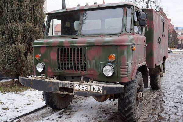 Жителі Тересви, що на Тячівщині, як допомогу військовикам відправляють нові та старі полагоджені автівки (ФОТО)