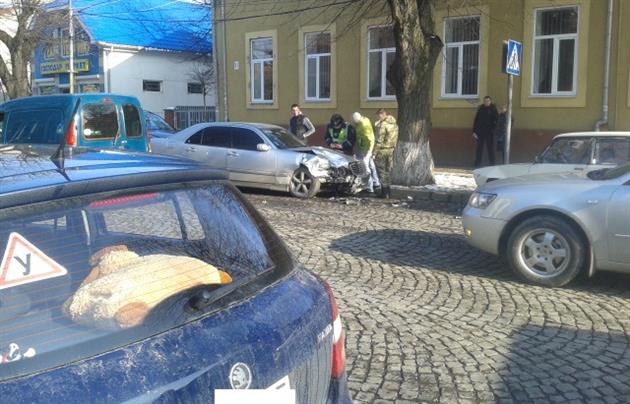 У Мукачеві – аварія за участі 4-х авто (ФОТО, ВІДЕО)