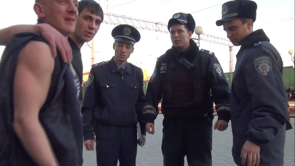 Через матюки міліціонера у бік активіста "ДК" у Мукачеві та відмову представлятися розпочато службове розслідування (ВІДЕО)
