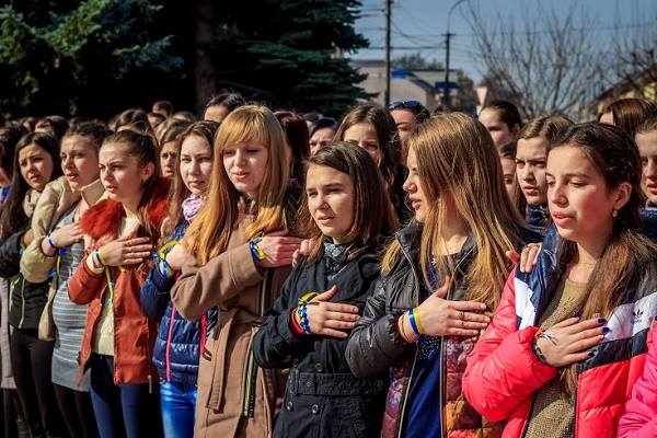 З нагоди іменин Гімну України у Мукачівському держуніверситеті влаштували пісенний флеш-моб (ФОТО, ВІДЕО) 