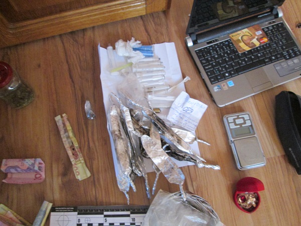 У мешканця Рахівщини вдома знайшли револьвер, пістолет та наркотики (ФОТО)