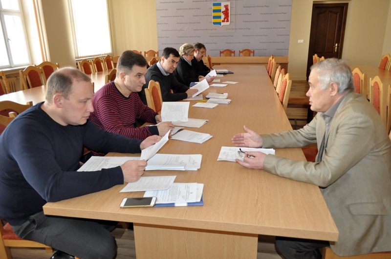 Закарпатські депутати розглянули питання фінансової підтримки ужгородського аеропорту та випуску обласної Книги Скорботи