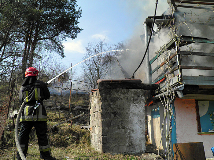 Через випалювання сухостою на Ужгородщині майже чотири години гасили палаючий дачний будинок (ФОТО)