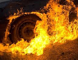 У Великому Березному вогнем знищено лобове скло та пошкоджено салон автівки