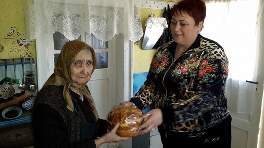 Малозабезпечені родини Тячівщини та Рахівщини отримали від Петьовки понад 4300 великодніх пасок (ФОТО)